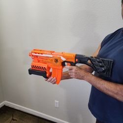 Electric toy with 2 magazines and 20 darts. Works excellent 