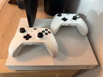 Xbox One S Digital Edition + 2 Controllers