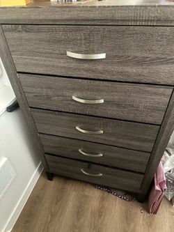5-Drawer Chest / Dresser – Living Spaces – Excellent Condition