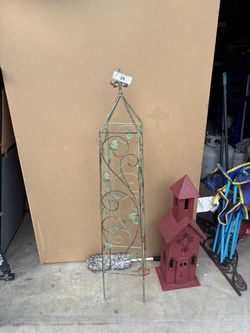 Metal Garden Obelisk Trellis with Leaf Design