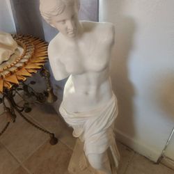 BEIGE BEAUTIFUL STATUE