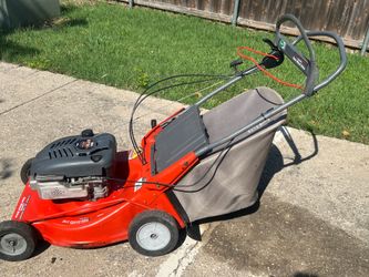 Scotts 3 speed rear wheel drive self propelled mower with grass bag