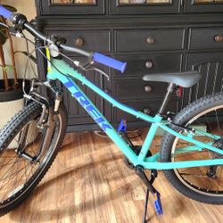 BRAND NEW 2026 Trek Precaliber 24 8-speed Suspension Kids Bike