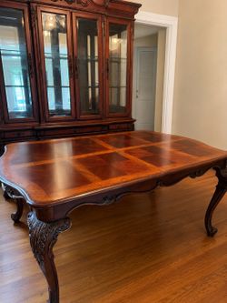 Wood table (Beautiful Solid Wood Dining Table – Carved Le)
