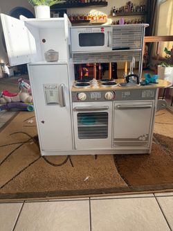 Melissa and Doug play kitchen