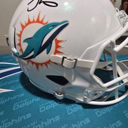 🔥Tyreek Hill Signed Full Size Helmet ! 
