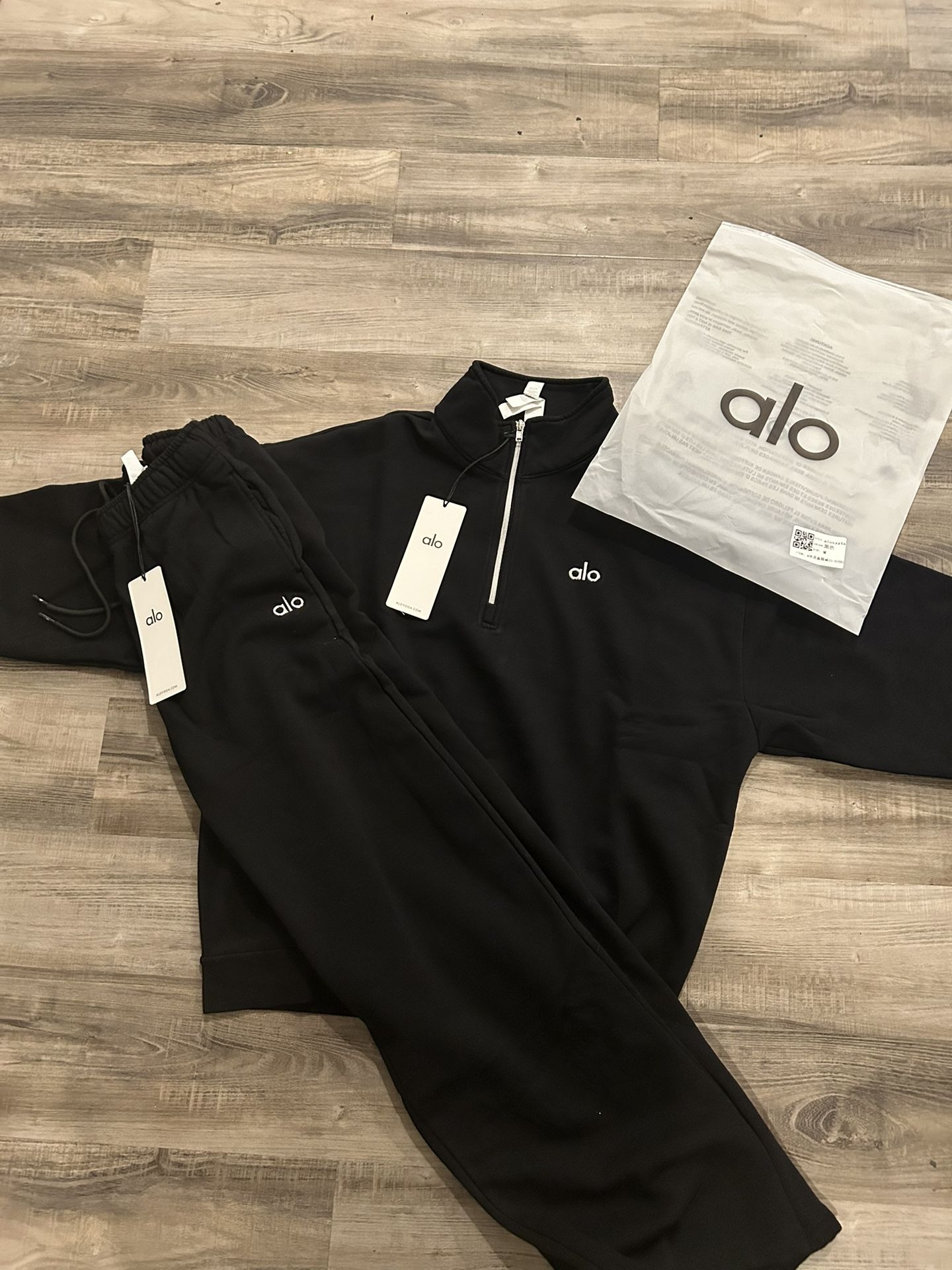 Black Alo Yoga Tracksuit With Quarter Zip Sweatshirt And Jogger Pants - Medium UNISEX Can Fit Both Genders