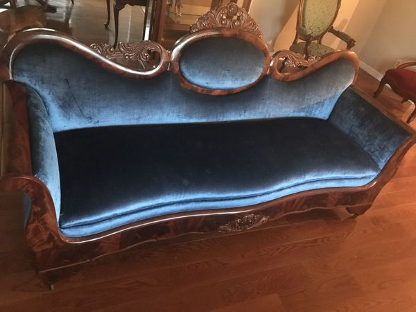 Antique Queen Ann Sofa with blue velvet upholstery for Sale in Spanish