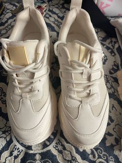 Tennis shoes