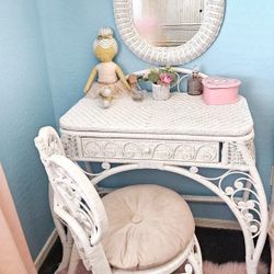 Vintage White Wicker Vanity with Heart-shaped Back Scrolled Chair and Mirror Set. Boho Chic | Shabby Chic | Traditional Style | Antique Furniture 💛✨️
