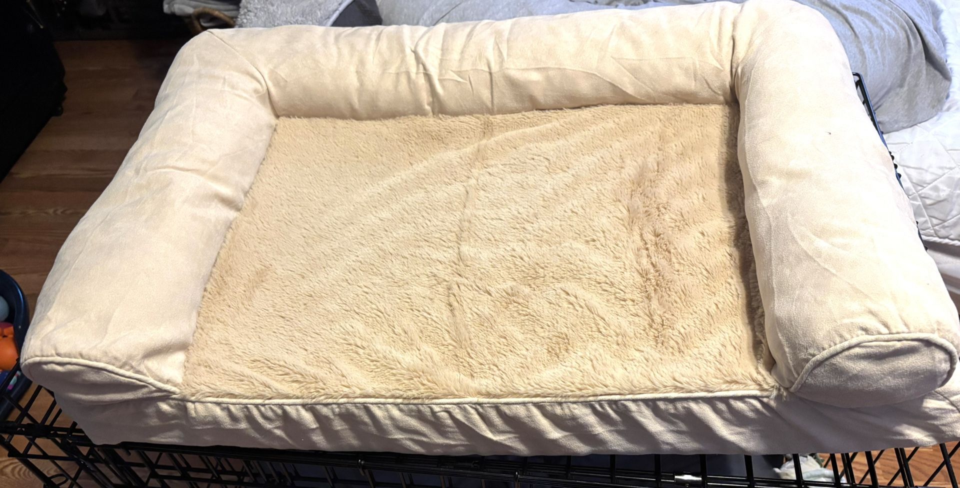 Medium dog bed. Tan dog bed. Unzips to clean. Never used. Pet bed