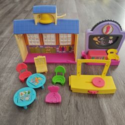 Peppa Pig Peppa’s Adventures Peppa's School Playgroup Preschool Toy, with Speech and Sounds