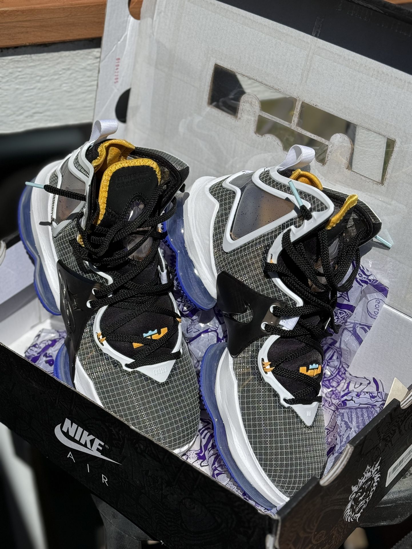 New in Box - Nike Lebron XIX 19 Mens Basketball Shoes - Black University Gold - size 9 