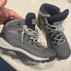 Women's Newton Ridge™ Plus Waterproof Hiking Boot size 8.5 only worn a few times