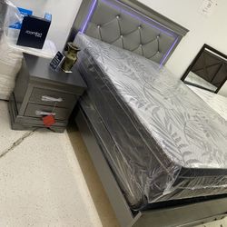 Queen Bed Mattress Boxspring Nightstand 