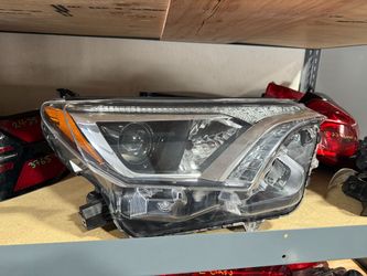 TOYOTA RAV 4 RIGHT HEADLIGHT 2015