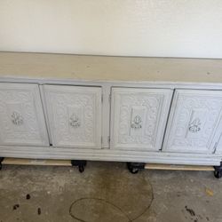 Free Buffet/Console