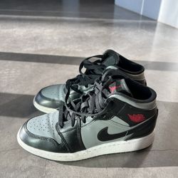 Nike Air Jordan 1 Mid GS Shadow Black Gym Red Particle Grey SIZE US 6.5 WOMEN 