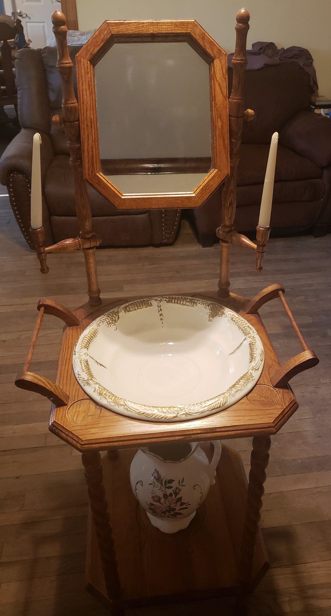 Wooden antique wash stand /sink with mirror (Antiguo lavamanos de madera con espejo)