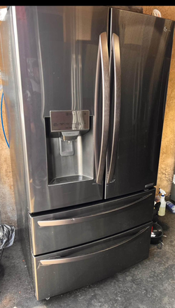 LG 4-Door French Door Fridge with Ice Maker