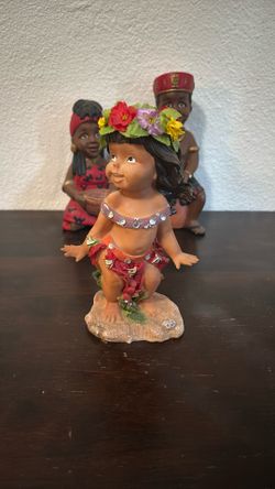 vintage  figurines Hawaiian doll