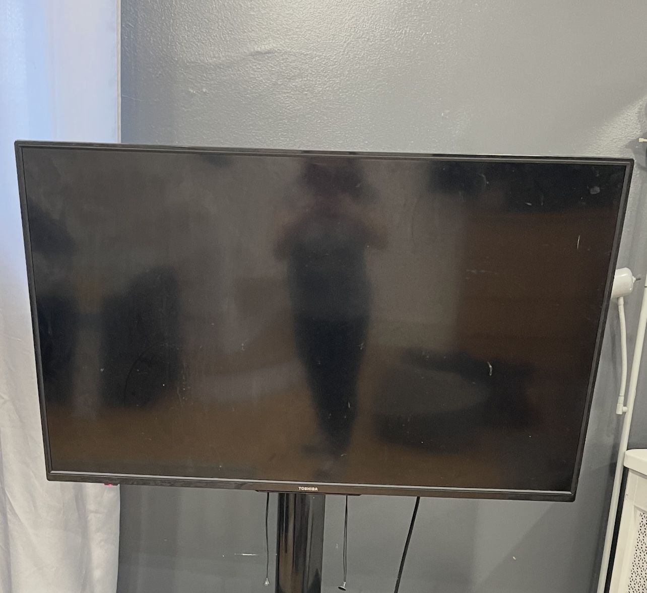 TV 42 inch GOOGLE CHROMECAST $75 like new w/ remote 19082 (has tv stand with $125 total)