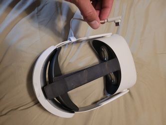 Quest 2 VR headset with battery pack