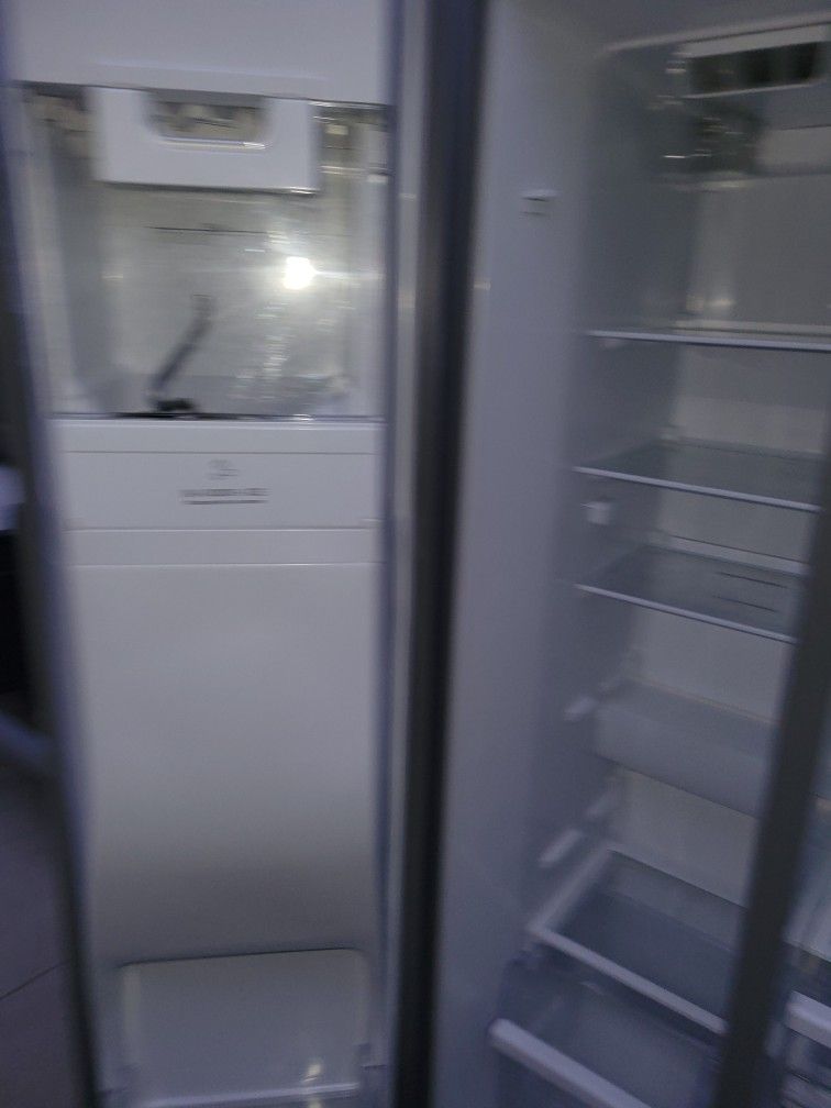 Refrigerator Like New