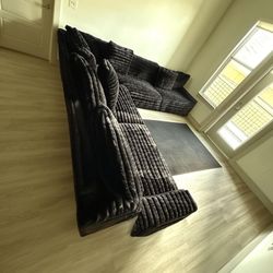 Modern Black Plush Sectional Sofa – Luxury Design, Excellent Condition