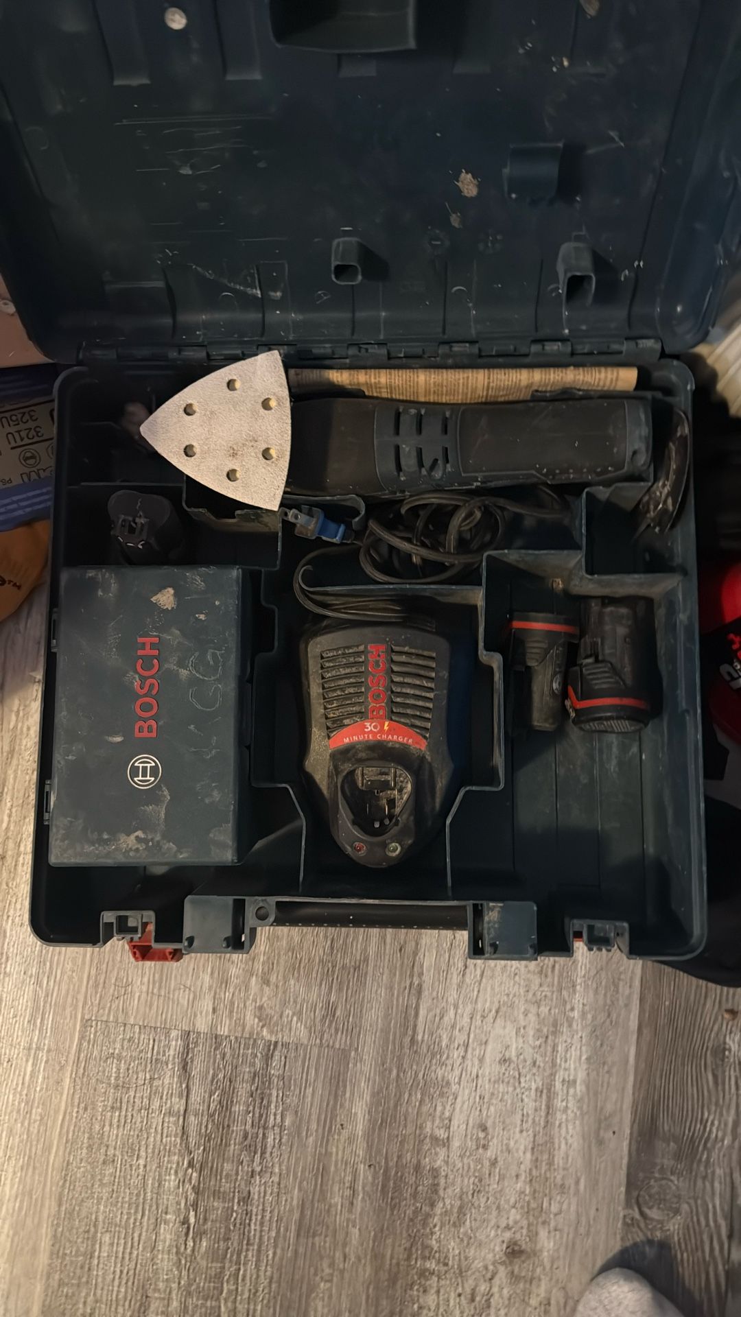 Bosch Oscillator With 3 Batteries And Charger 