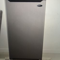 New Danby 4.4 cubic Feet Freestanding Mini Fridge 
