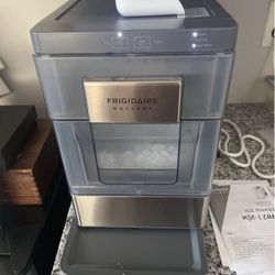 Frigidaire Gallery 44-lb Touchscreen Countertop Nugget Ice Maker With Self-Clean