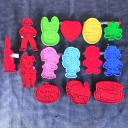 14 Vintage Cookie Cutters Tupperware Hallmark Bobbs Merril Raggedy Ann Holiday