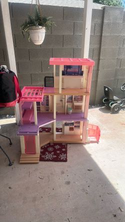 Barbie house missing some pieces needs a good clean