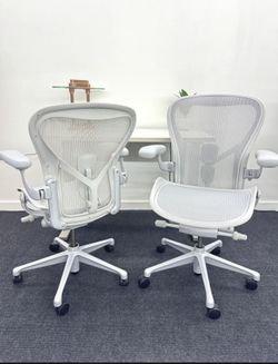 LIKE NEW CONDITION HERMAN MILLER REMASTERED AERON CHAIR, MINERAL COLOR, SIZE B FULLY LOADED WITH POSTURE FIT SL