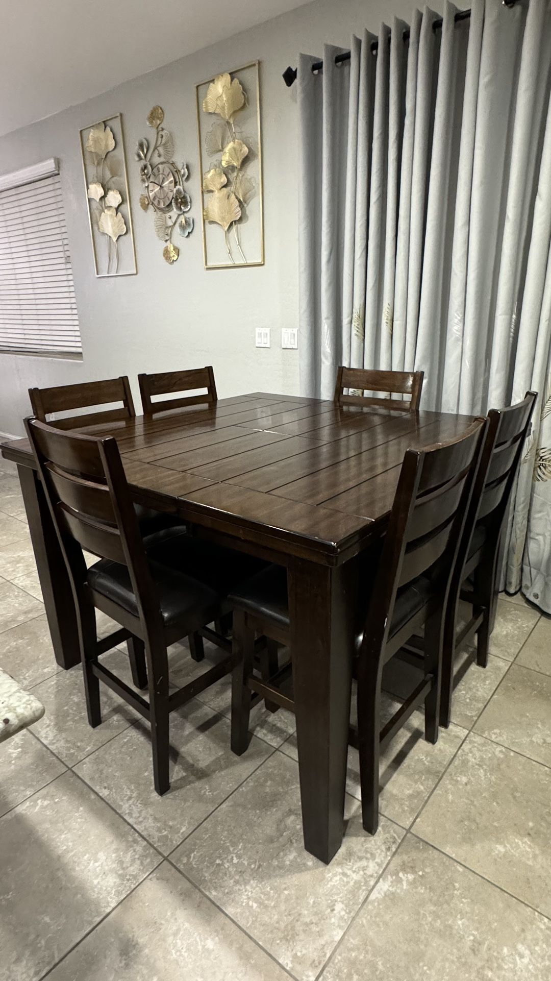 Adjustable Dining table with 6 Chairs and free chair cover