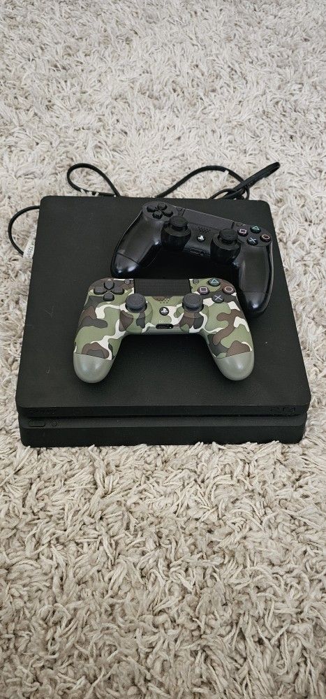 PS4 Slim + 2Controller