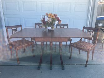 Duncan five style table and four chairs great condition