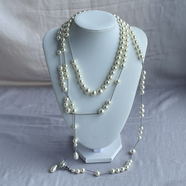 A brand-new irregularly shaped white pearl three-layer necklace