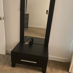 Dresser for sell comes with mirror