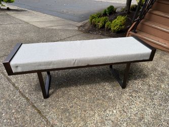 Modern Upholstered Bedroom Bench / Entryway Bench – Metal Frame – Like New