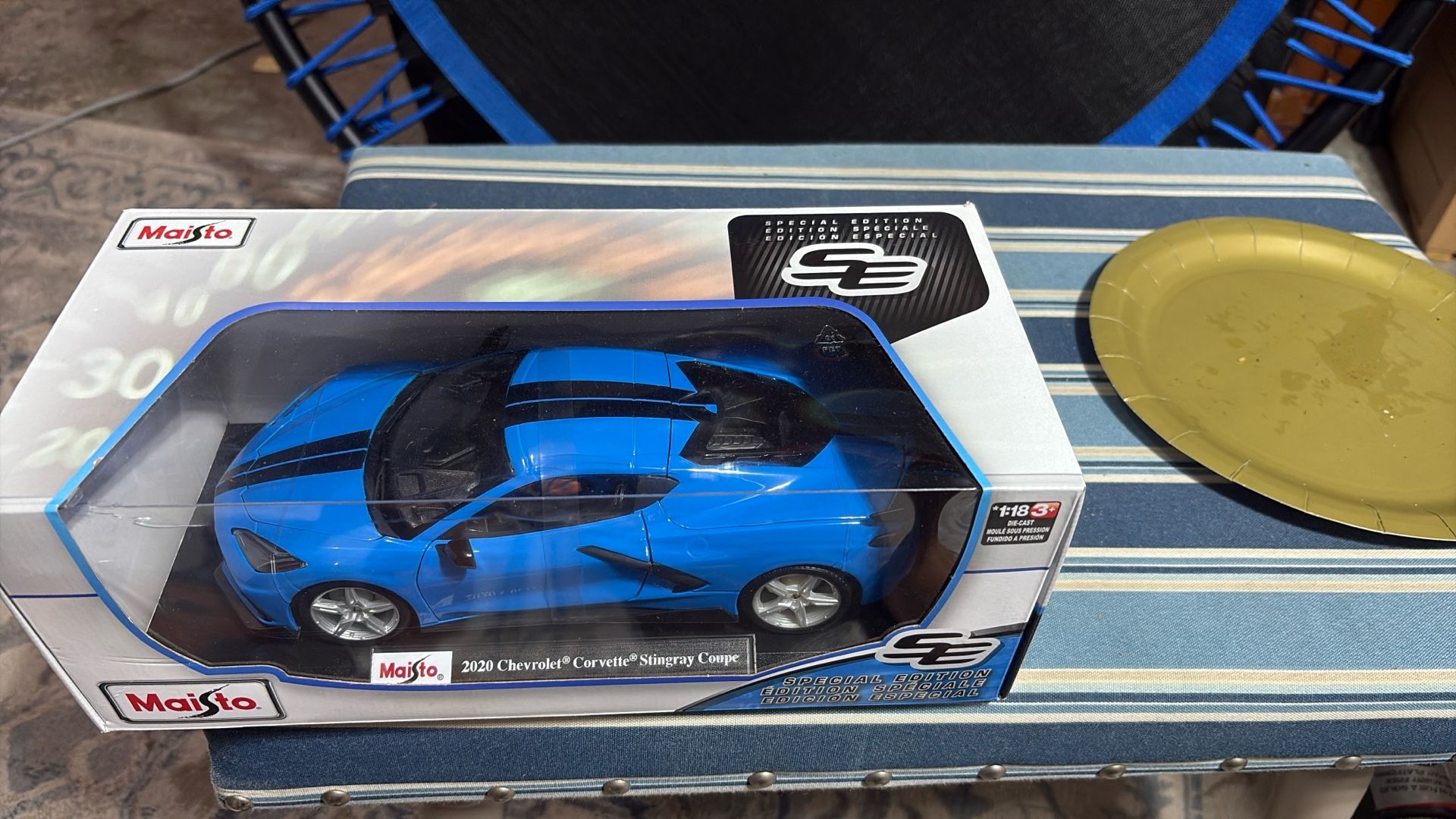 MAISTO CHEVROLET CORVETTE C8 BLUE/BLACK STRIPES 1/18