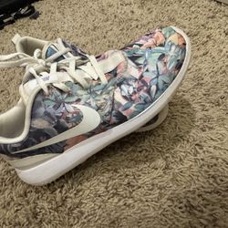 Nike roshe Women’s 7.5 floral Shoes