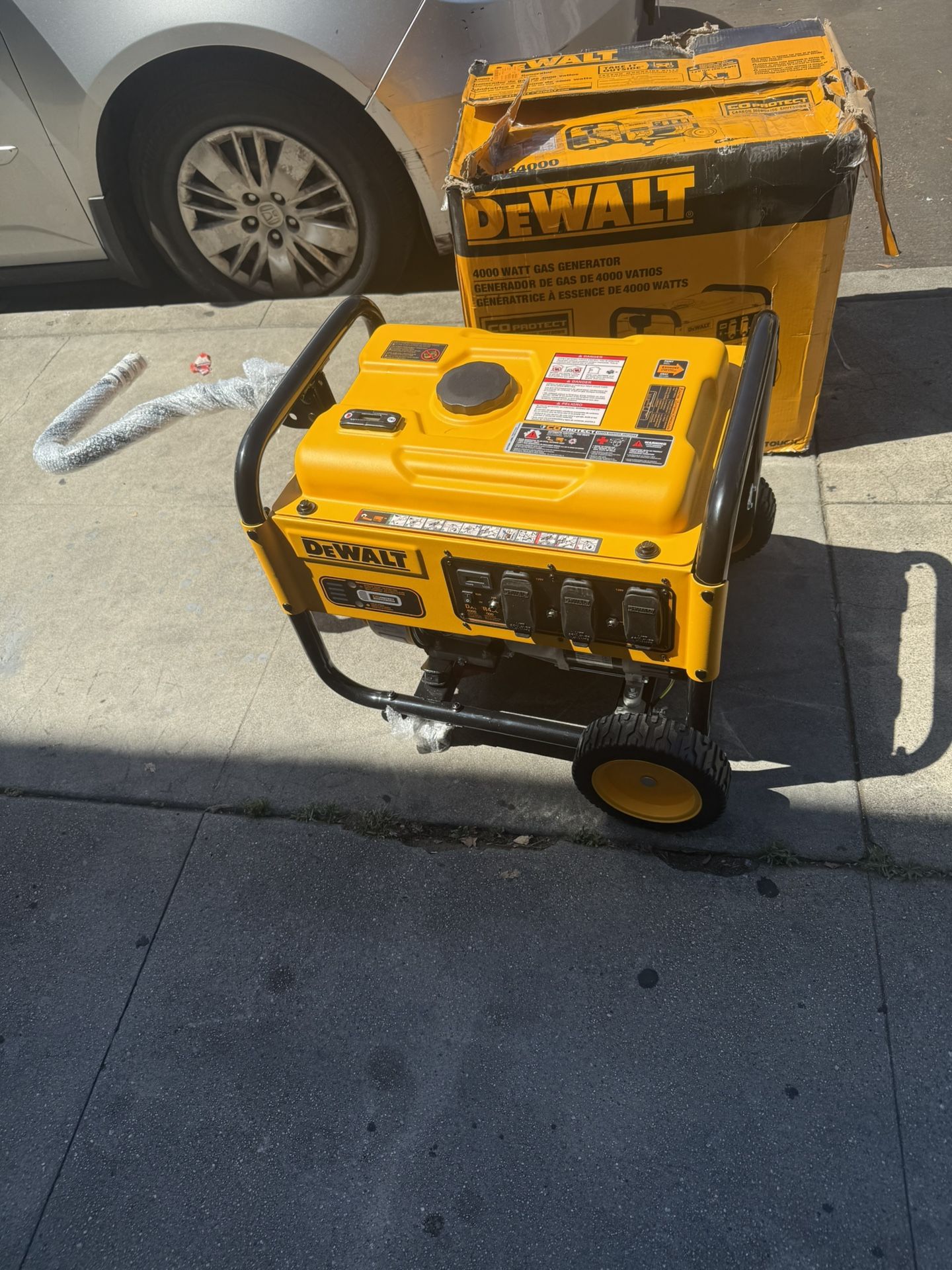 4500 / 4000- Watt Gas Powered Portable Generator with Idle Control, Covered Outlets and CO Protect -DXGNR4000 407