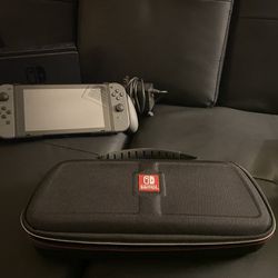 Nintendo switch (with doc and case) 