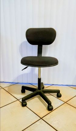 🏆 Black Armless Low-Back Swiveling Fabric Task Chair with Padded Back