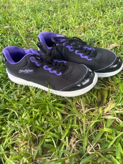 KR Strikeforce Black and Purple Bowling Shoes Women’s Size 6.5   Lightweight bowling shoes with a black mesh upper and purple accents. These shoes hav
