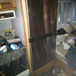 Magic Chef Motor Home Refrigerator  9.2 Cubic Ft Freezer On  Bottom