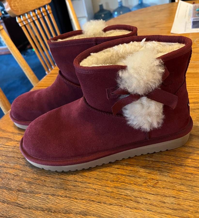 Like New Koolaburra By UGG Woman’s Boots Size 7 Purplish /Red Suede Bow Tie Fur