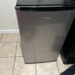 Whirl Pool Mini Fridge 